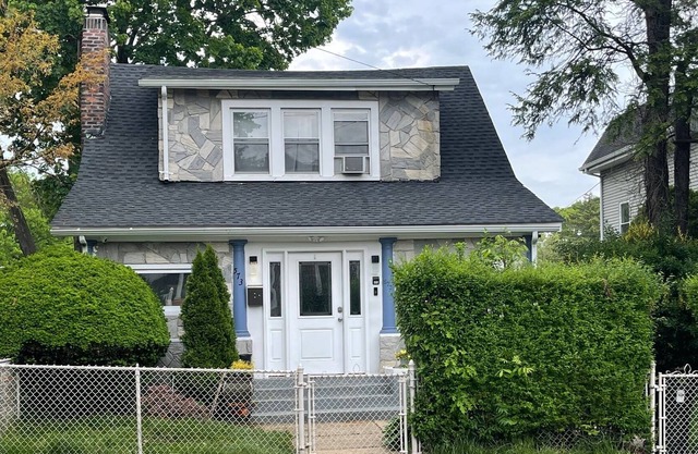 COZY PRIVATE STUDIO w/ Free Off-Street Parking & Washer/Dryer