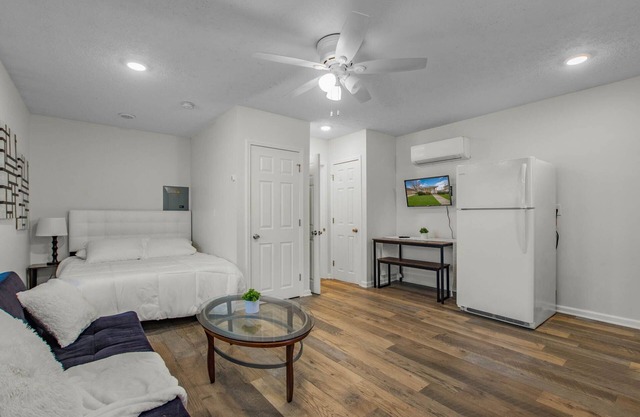 Cozy Private Studio - Close To It All!