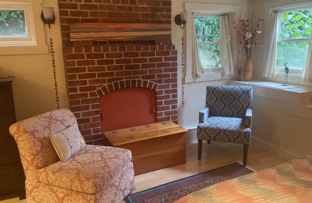 Cozy private studio in a safe, walkable neighborhood with a large back yard.