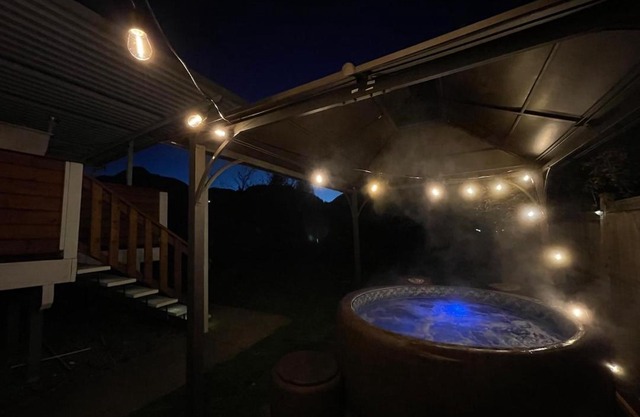 Cozy Private Suite with HOT TUB fire pit and AC!