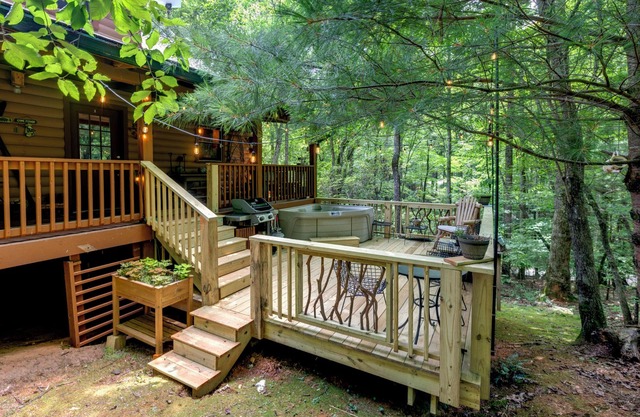 Cozy, private, tranquil mountain getaway in Otto NC near babbling creek.