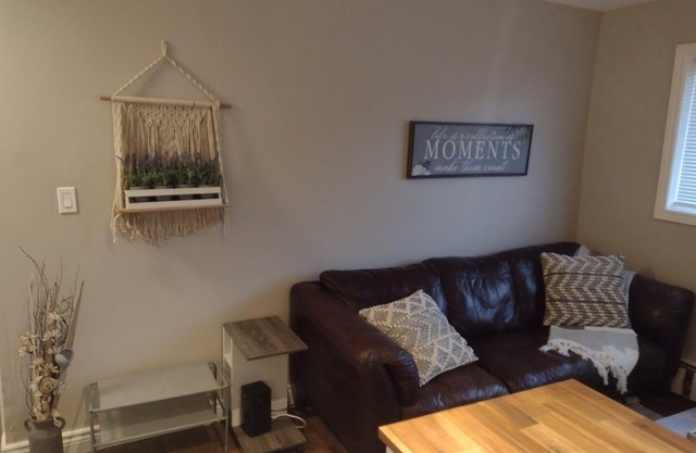 Cozy, private unit, close to shopping, groceries and highway access.