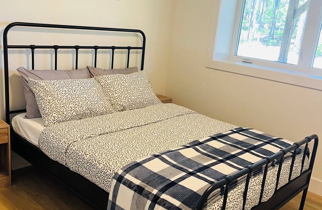 Cozy Private Walk-in Basement | Bed, Living Room & Kitchenette!