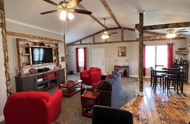 Cozy, Quaint, Beautiful Cottage- 5 Mins From Downtown