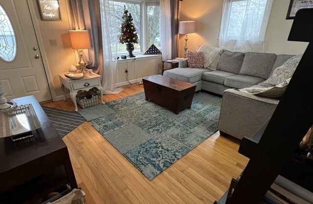 Cozy Quaint Ranch Home - Pet Friendly