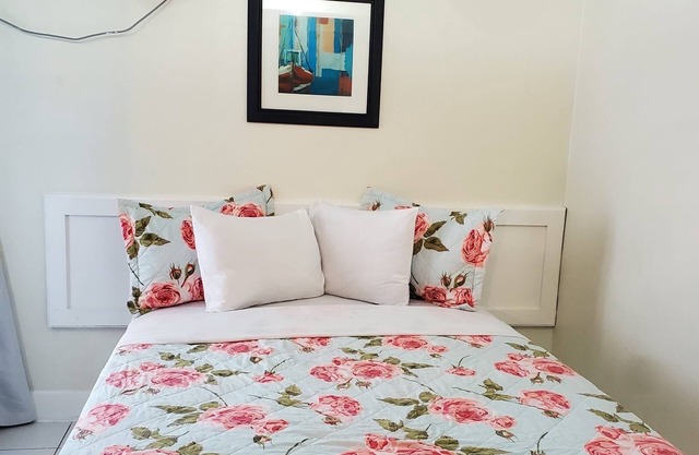 Cozy Queen Hideaway