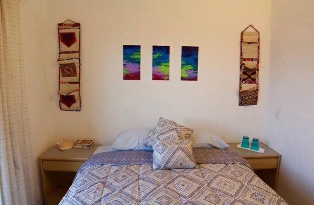 Cozy Queen Room #5 w/Garden View, Fast wifi and a/c