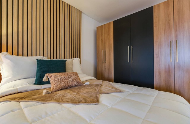 Cozy Queen Room in Downtown Boutique Hotel – Steps from Art, Dining & River Walk