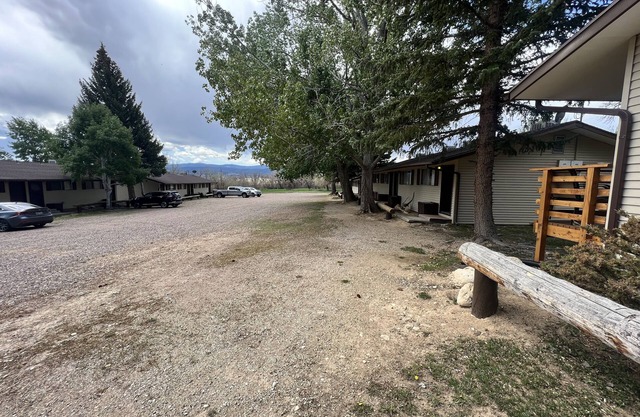 Cozy Queen with Kitchenette in Flaming Gorge