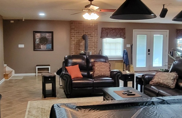 Cozy & quiet 1 Bedroom apartment with pool table and big screen TV.