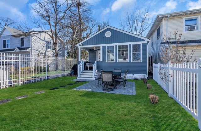 Cozy & Quiet 2 Bedroom Beach Cottage - Only 2 Blocks from Beach!