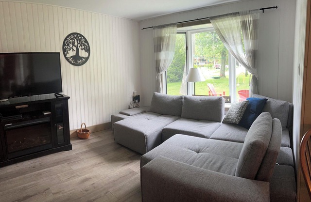Cozy, quiet cottage 5min walk to beach with all home amenities