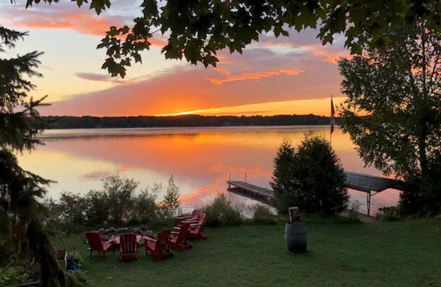 Cozy, quiet cottage on Lake Eugenia - only 5 mins from Beaver Valley Ski Resort.