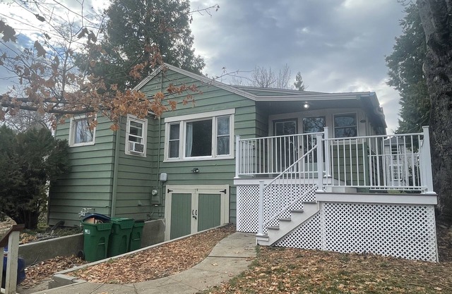 Cozy, quiet cottage close to downtown! Pet friendly!
