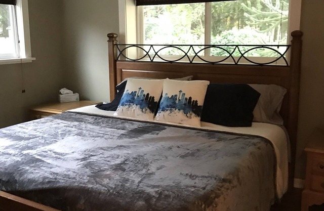 Cozy Quiet Family home across the street from Shoreline Park