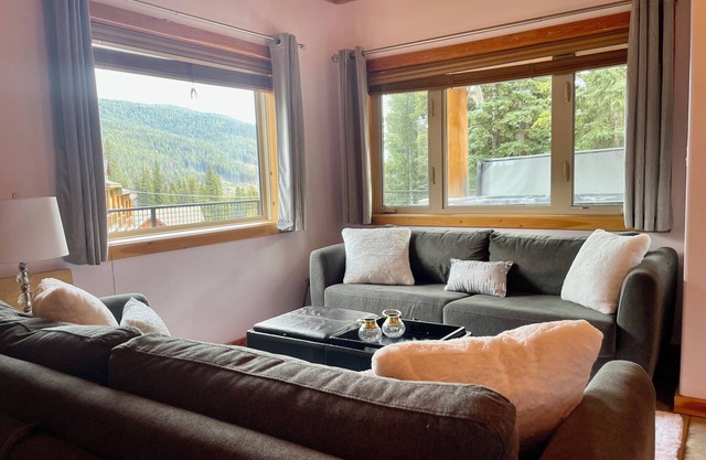 Cozy, quiet forest retreat with private hot tub and valley views