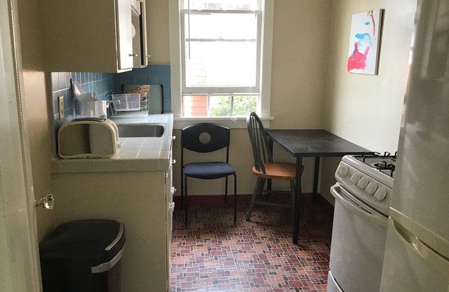Cozy, quiet, private, setting close to UC Berkeley, shops, transportation, SF
