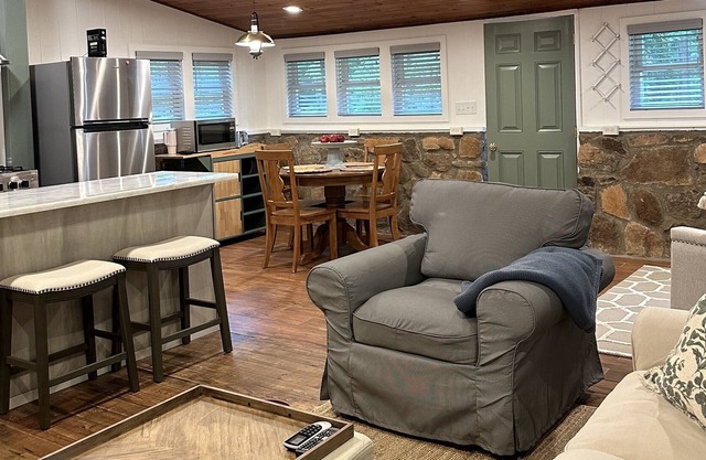 Cozy quiet Sassafras Mountain Cabin Near Table Rock and Amazing Waterfalls