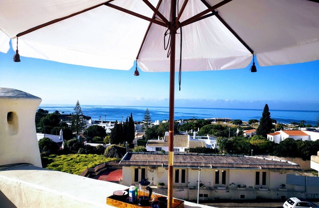 gemütliche, ruhige, sonnige Wohnung. Gemeinsame Terrasse mit Meerblick.