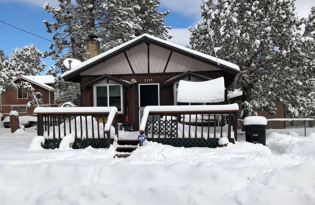 Cozy Quiet wooden cabin in enchanting Big Bear, AC, Heat, WiFi, King bed, pet fe