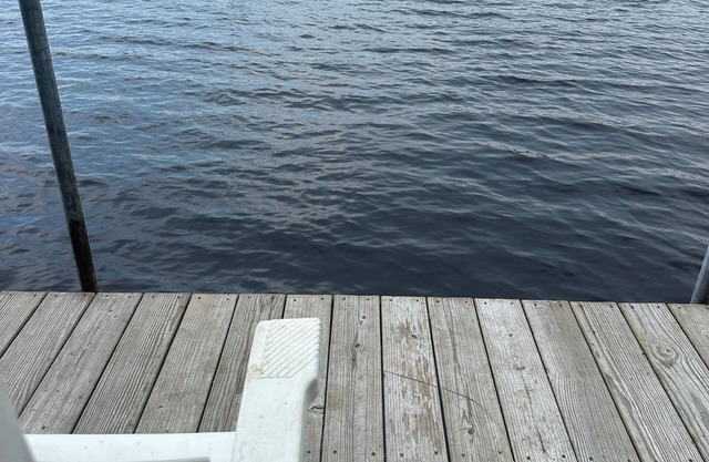 Cozy quintessential Maine cabin on Bonny Eagle Pond, conveniently located