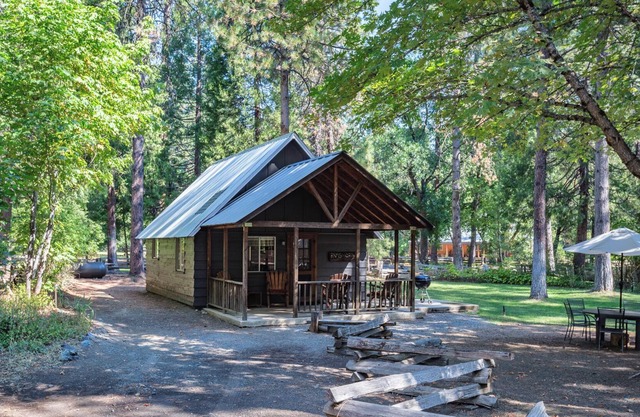 Cozy Ramshorn Cabin located on Coffee Creek in Trinity Alps