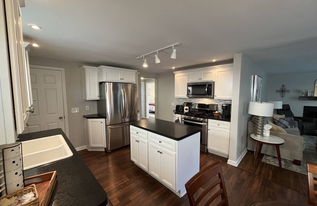 Cozy ranch in safe neighborhood. Perfect location for Buffalo/Niagara Falls.n