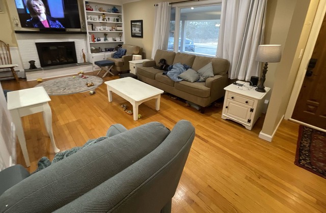 Cozy ranch on park-like property close to Hudson and shopping.