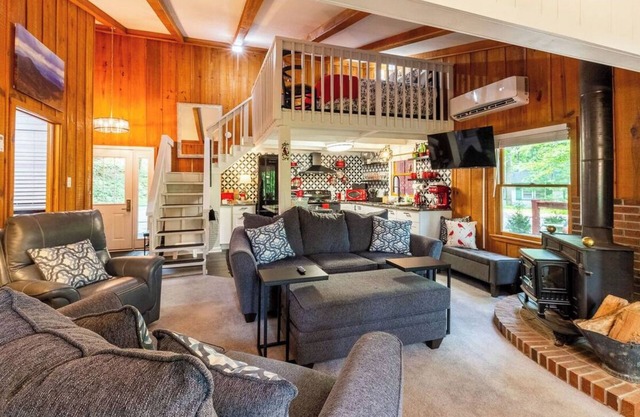 Cozy red cabin in beautiful Franklin, North Carolina with all the comforts!@