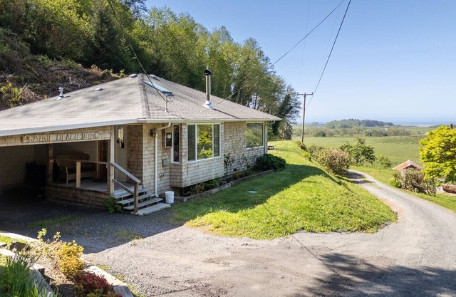 Cozy Redwood Escape, Fire pit, Ocean Views and 5-10 minutes from old growth redwood hiking trails.