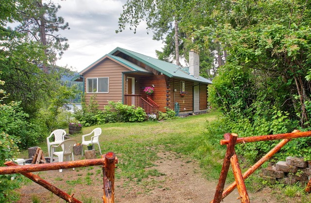 Cozy & Relaxing Cabin w/ Paddle Boards, Pedal Boat, Canoe, Kayak and more!
