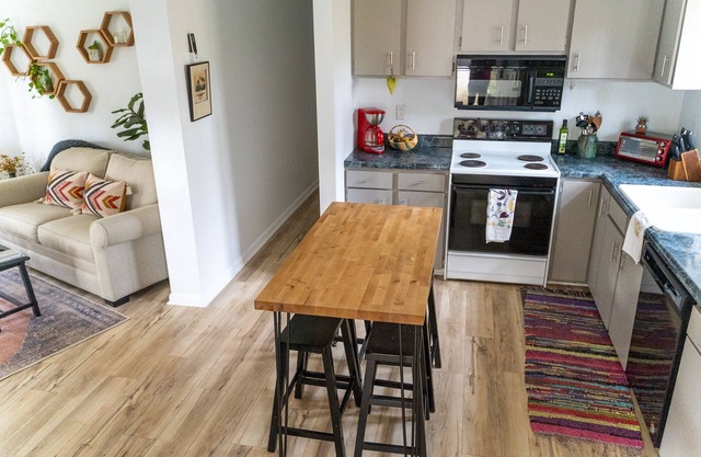 Cozy Relaxing Escape w/ Fire Pit - Dog Friendly - 7 minutes to Downtown Brevard