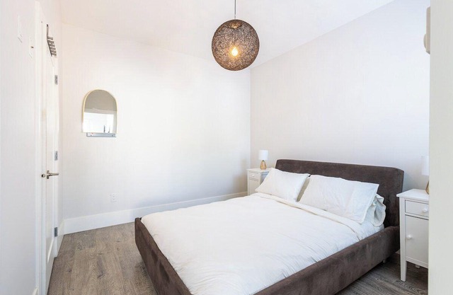 Cozy & Relaxing Haven ~ Queen. Bed ~ Kitchen ~ Pkg!