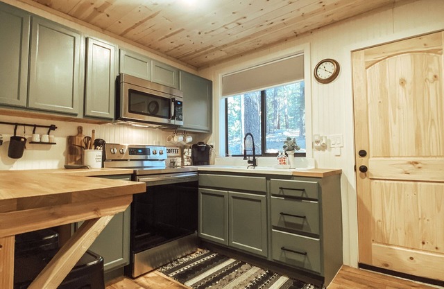 Cozy Remodeled Cabin in the Woods near Lynx Lake