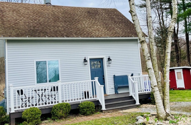 Cozy remodeled cottage. Close to town, vineyards, restaurants, and farms.