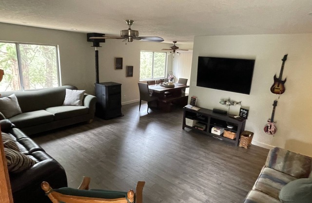 Cozy, Remodeled Home in Groveland. Close to Yosemite! Huge Lot and Deck! AC!