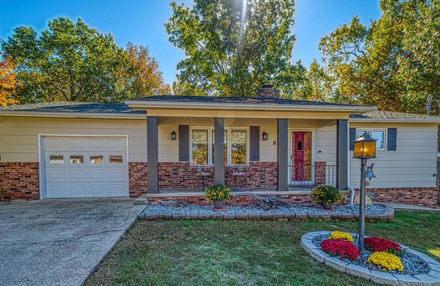 Cozy Remodeled Home, minutes from the Lake