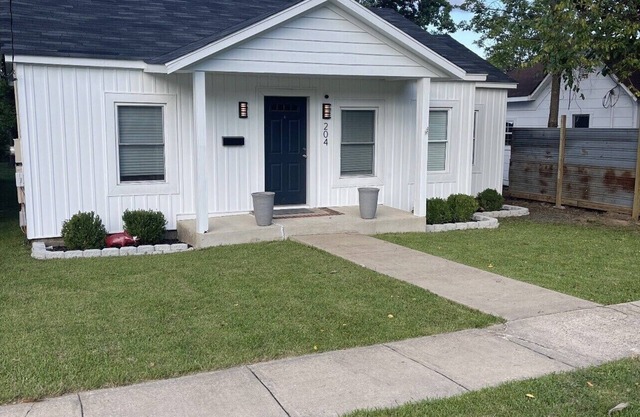 Cozy remodeled house 3 blocks from downtown.