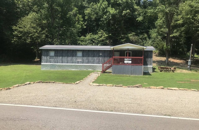 Cozy Remodeled mobile home conveniently located 1mile from the town of Pineville