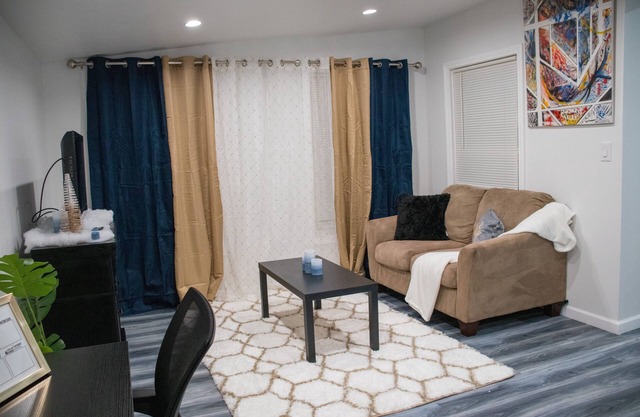 Cozy remodeled private Home/ 5 mins from golf course!