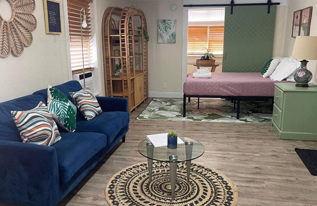 Cozy Remodeled Studio w/Outdoor Deck