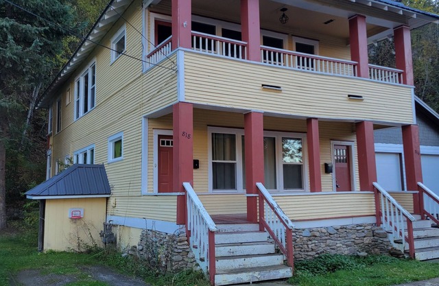 Cozy, remodeled townhome retreat in downtown Historic Wallace!