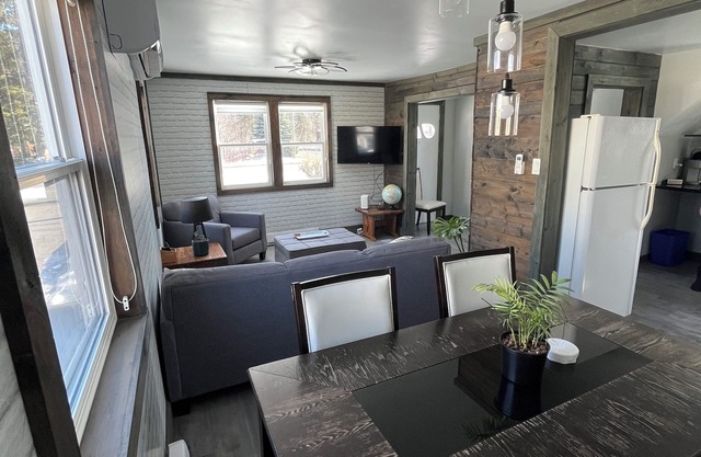 Cozy remodelled house minutes away from hiking trails and Chaleur Bay