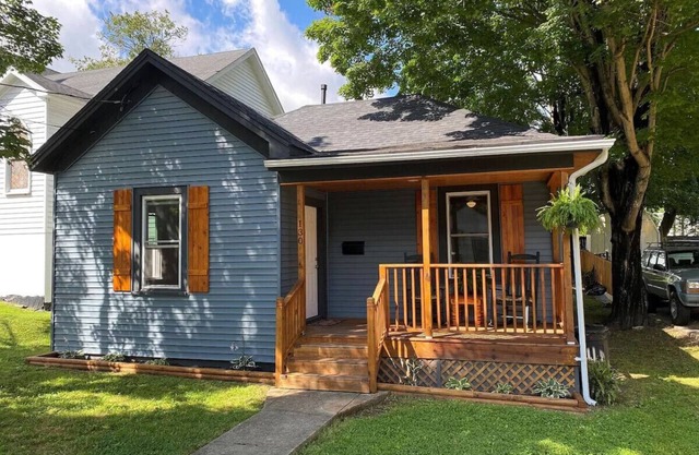 Cozy Renovated Bungalow — Walk Downtown!