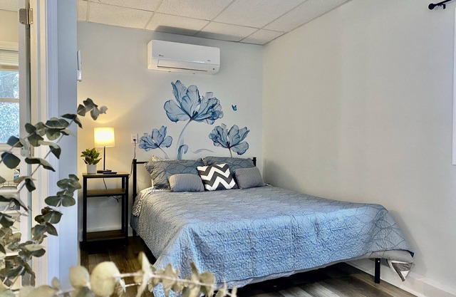 Cozy renovated studio. Pet friendly