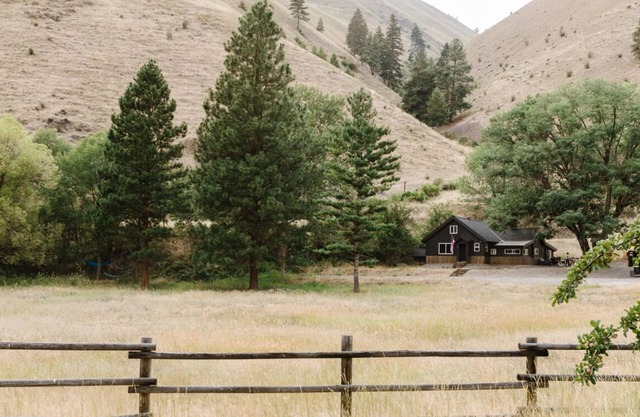 Cozy renovated 3-bedroom cabin in lovely North Fork IDAHOME