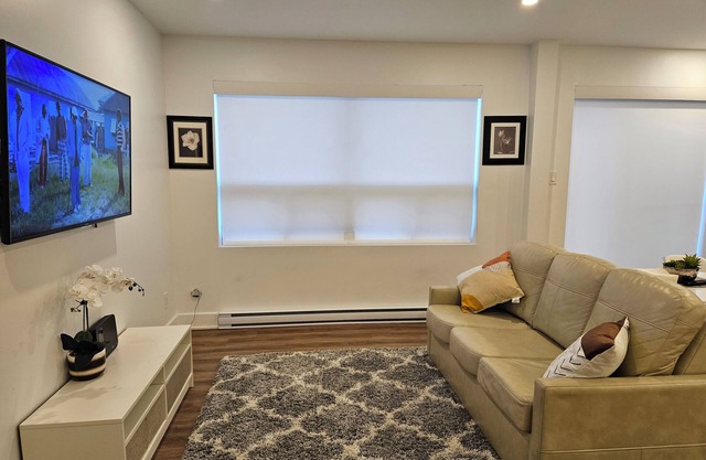 Cozy Renovated Apartment in Pointe-Claire with AC, WiFi, Parking, Washer & Dryer