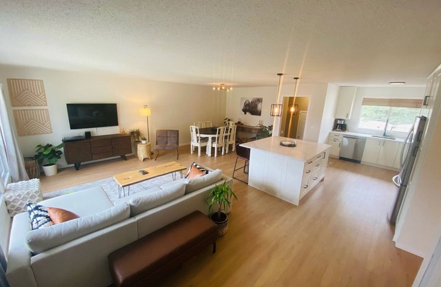 Cozy Renovated Bungalow Backing on Braeside Park