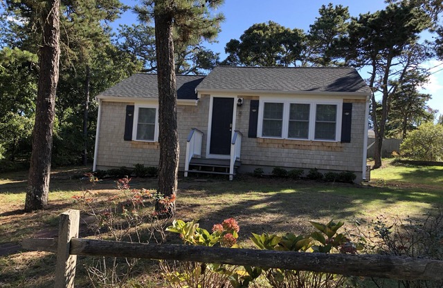 Gemütliches renoviertes klassisches Cape Cottage, nur einen kurzen Spaziergang vom Forest Beach entfernt