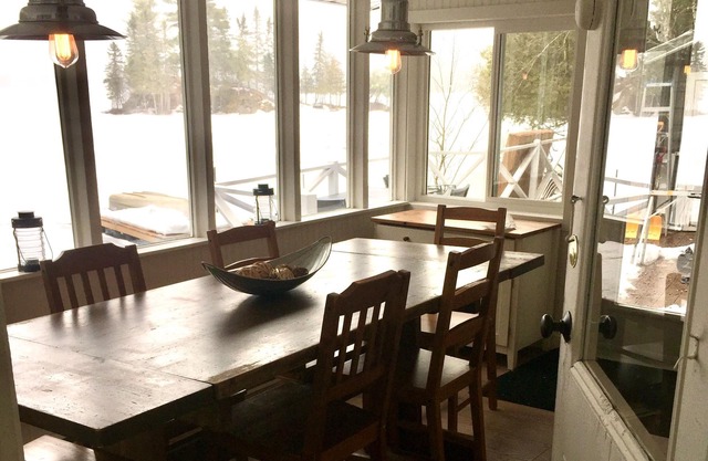 Cozy, renovated rustic cottage on the shore of beautiful navigable lake